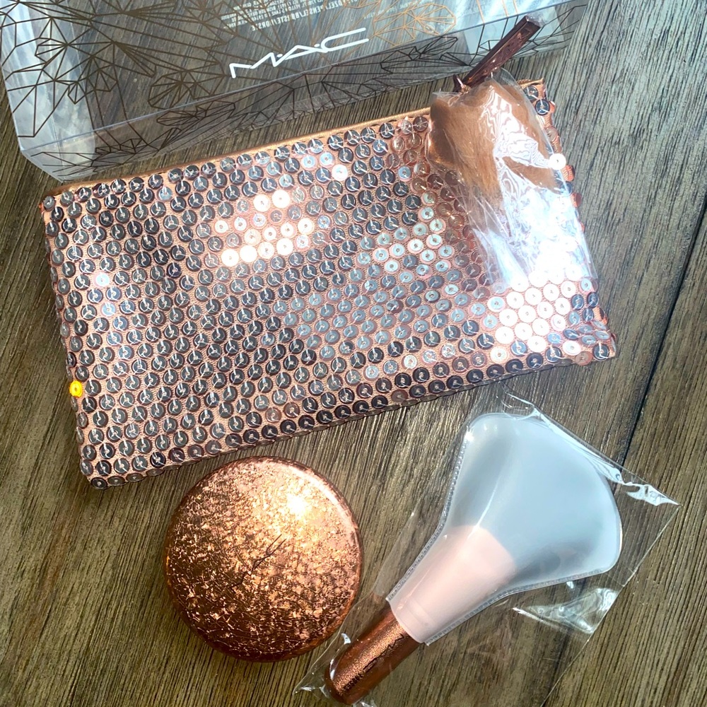 MAC Cosmetics Snowglobe Gift Set